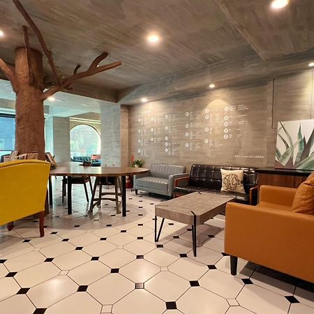 Roaders Hotel Tainan Chengda Esterno foto